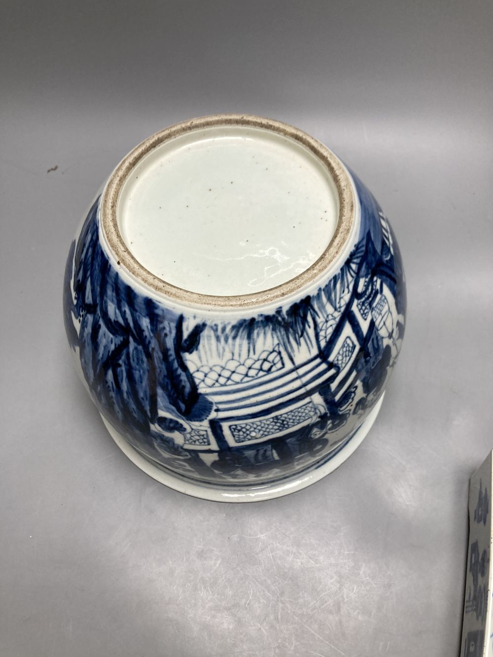 Two Chinese blue and white items